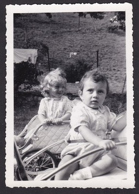Vintage Foto zwei Kinder im Kinderwagen Geschwister Junge Mädchen Kids