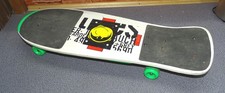 Skatboard mir schwarz-weißer Grafik und grü...