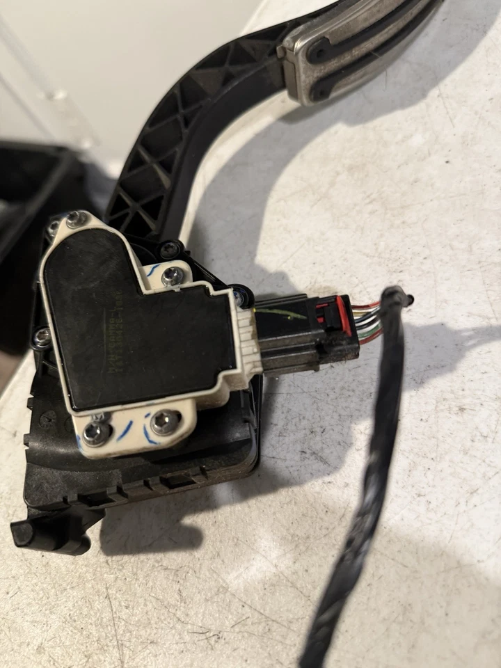 Chevrolet Sonic 2014 piso delantero acelerador acelerador pedal 96858781 Foto 4 de 4