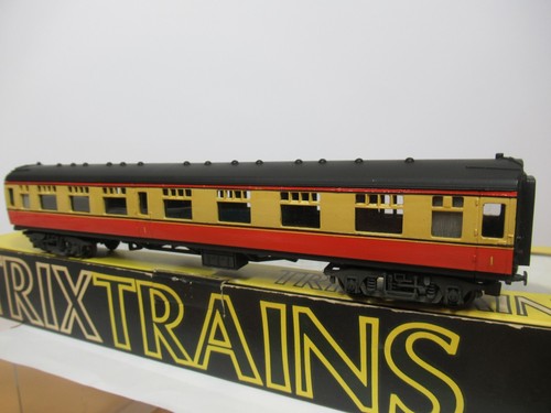 TRIX No1935 BR Mk1 COMPOSITE CORRIDOR COACH ( PRE-PRODUCTION / CODE3?) VN MIB. - Picture 6 of 12