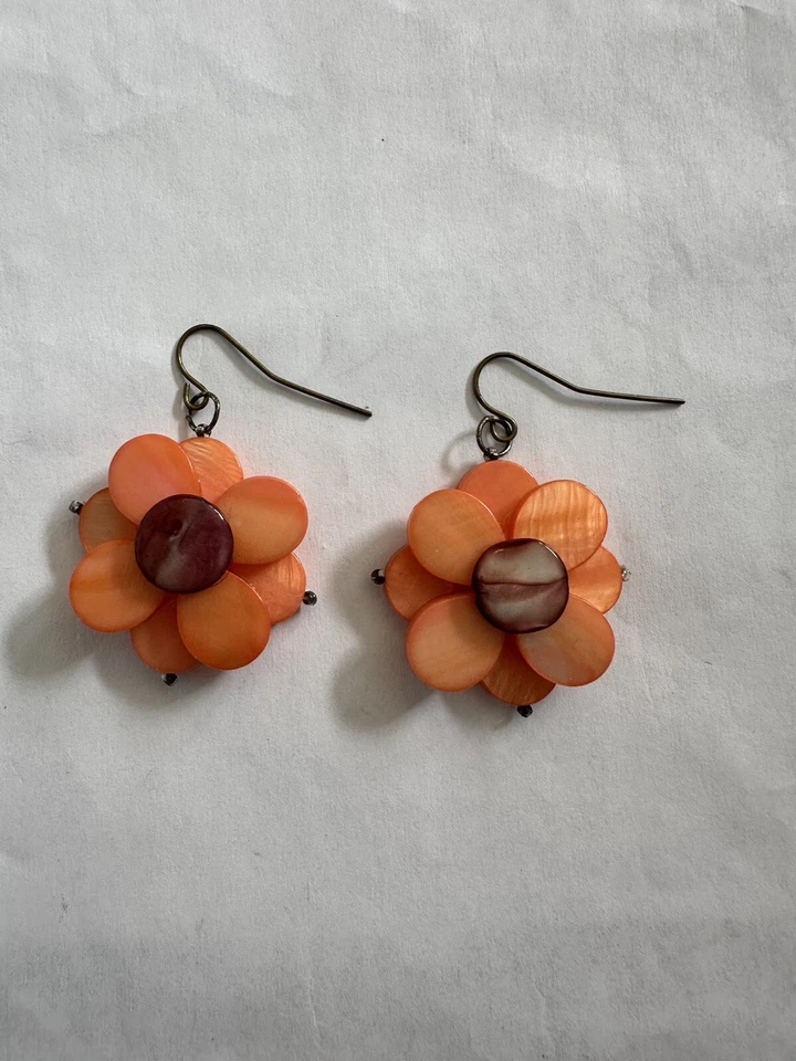 "Pendientes colgantes/gotas de flores con concha de nácar rosa coral 1,75"" ganchos franceses" Foto 2 de 4