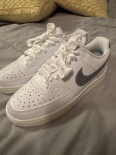 Mujeres Nike Blanco Personalizado Zapatillas bajas con cordones de cinta Verde salvia Swoosh