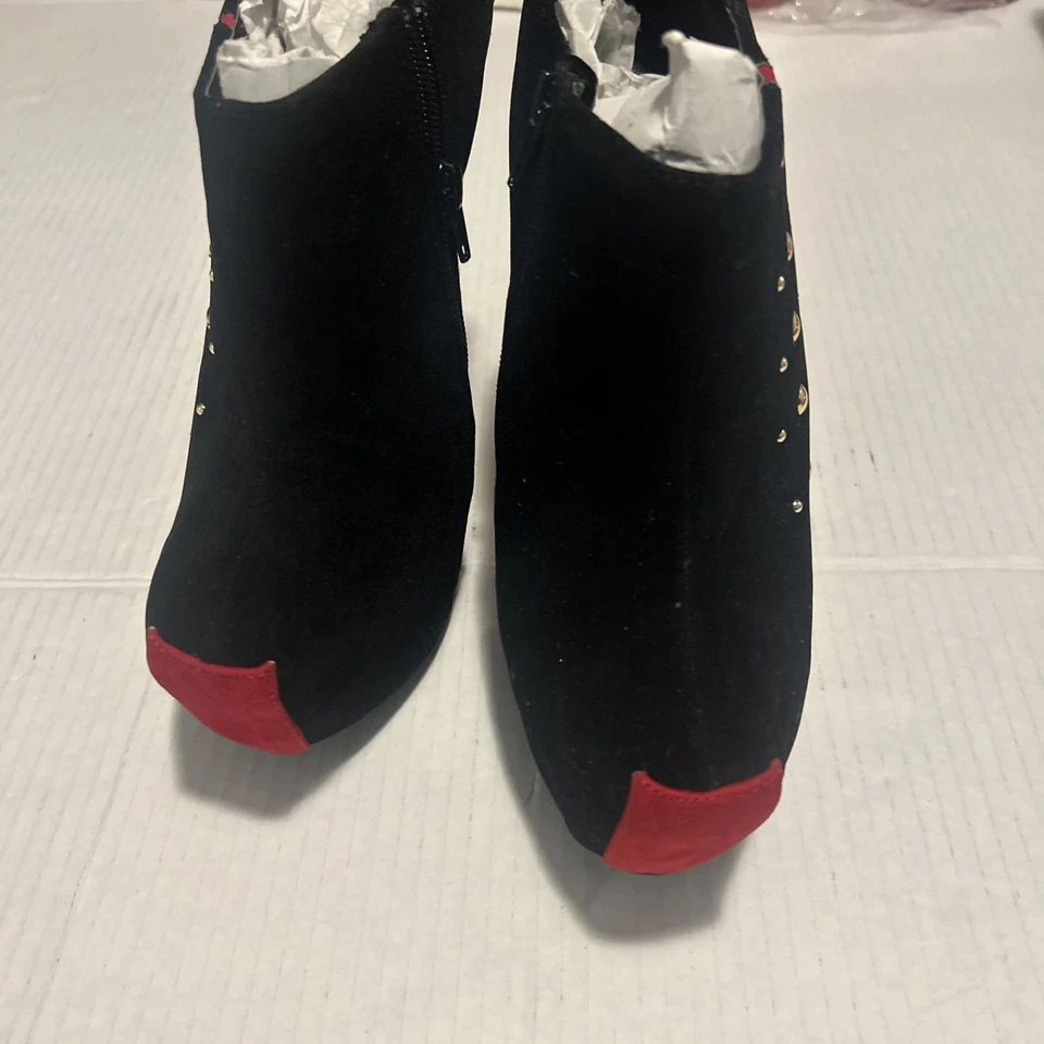 Botines de plataforma Lilliana rojos y negros de 6 pulgadas con diseño de gamuza sintética con tachuelas doradas Foto 2 de 4