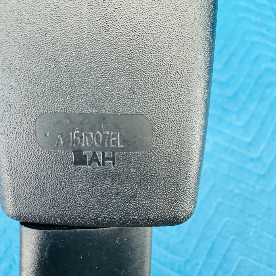 Pretensor de hebilla de cinturón de seguridad delantero derecho Infiniti M56 M37 Q70 OEM 1034553 127K Foto 3 de 4