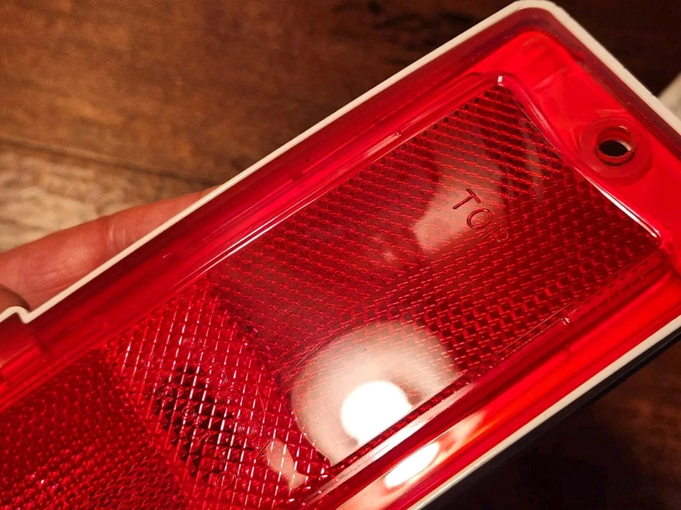 原版指南 GM 1970 雪佛兰 CAPRICE IMPALA BISCAYNE 后部标记浅红色 — 第 3/4 张图片