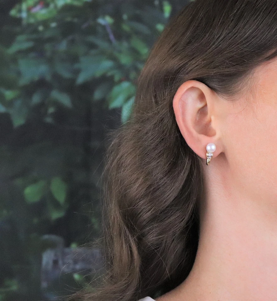 Pendientes de aro de diamantes y perlas de oro amarillo de 10k 5/8" x 1/4" Foto 3 de 4