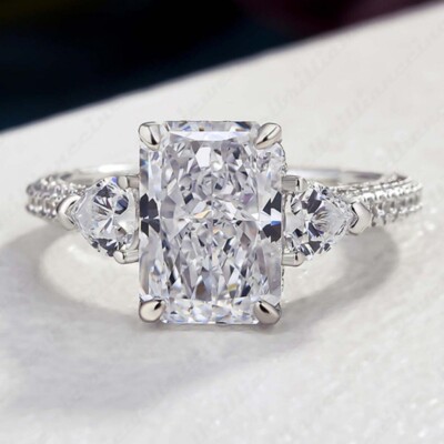 3,7 TCW Radiant Cut Moissanit Drei Steine Verlobungsring 14K Weißgold vergoldet