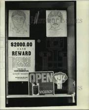 1978 Press Photo Cash Reward posters and drawings of robbers in the window.