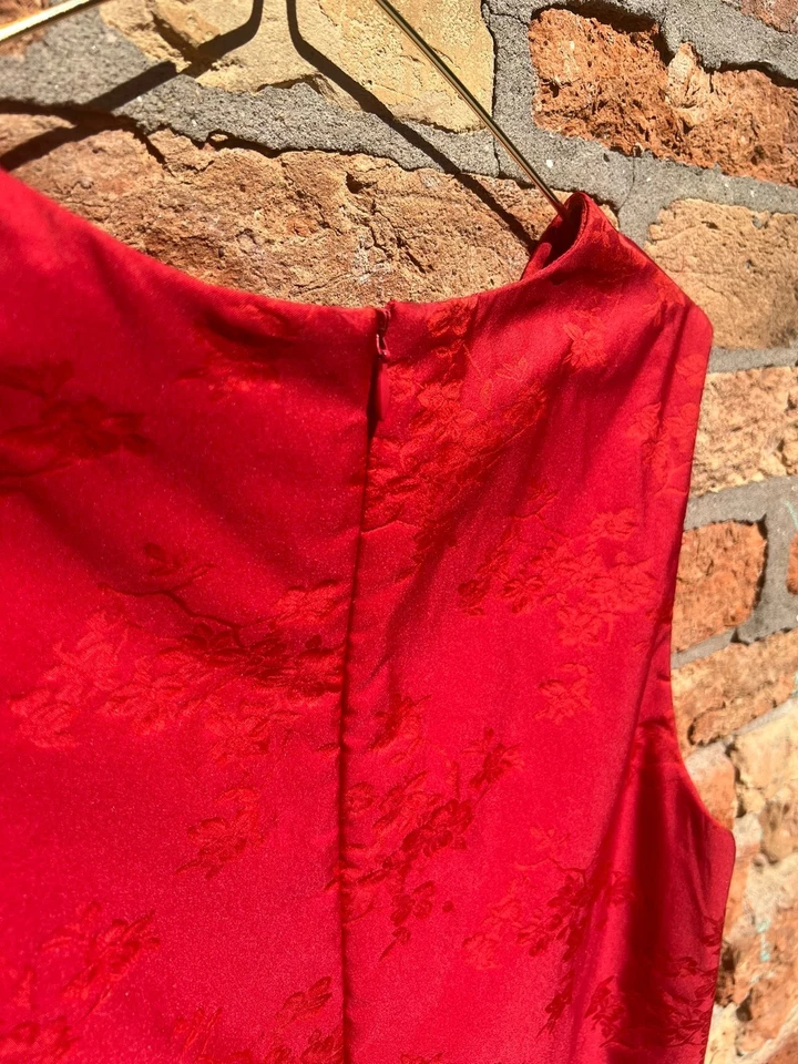 Vintage 1970s Käthe Kruse Red Floral Jacquard Dress – Rare Human Size Collectibl - Immagine 4 di 4