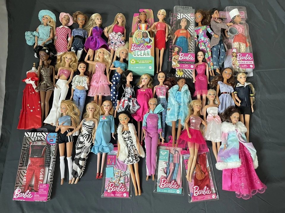 LOTE DE 250 BONECAS BARBIE E OUTRAS - 100 PEÇAS DE ROUPAS + 150 ACESSÓRIOS MISTOS - SEM BONECAS - Imagem 2 de 4