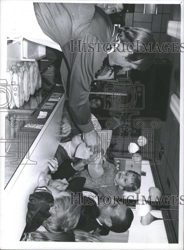 LARGE 1969 Press Photo Pied Piper Submarine Sandwich Ken HanilsServing Children