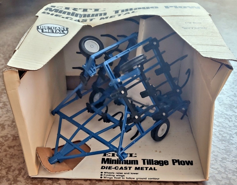 Ertl 1/16 Minimum Tillage Plow, Ford Blue 1/16 stock no. 838