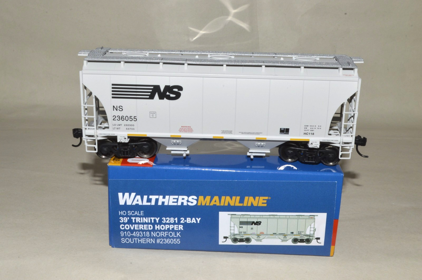HO scale Walthers Norfolk Southern 39' Trinity 3281 2 bay covered hopper 236055