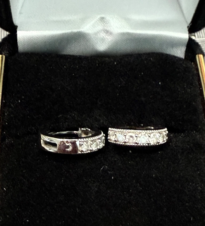 1 par de pendientes de diamantes huggie de oro blanco de 14k tachonados con 14 piezas de diamante Foto 3 de 4