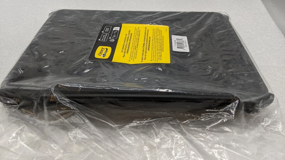 OtterBox Defender Series iPad Pro (11-Inch) (3rd Gen/2nd Gen) Case - Black - Image 4 of 4