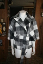 NEW BEAUTIFUL & STYLISH B-WEAR BLACK ,GRAY & WHITE PLAID CAPE STYLE JACKET SZ SM