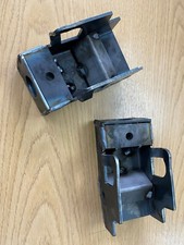 LAND ROVER DEFENDER 90/110/130 FRONT CHASSIS JACK MOUNT ASSEMBLIES - PAIR