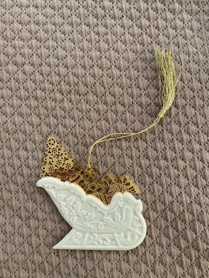 Enfeite de metal dourado porcelana marfim trenó de Natal Lenox - Imagem 2 de 4