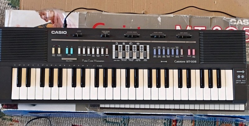 Casio Casiotone MT-205 Vintage Electronic Keyboard with Original Box and Manual