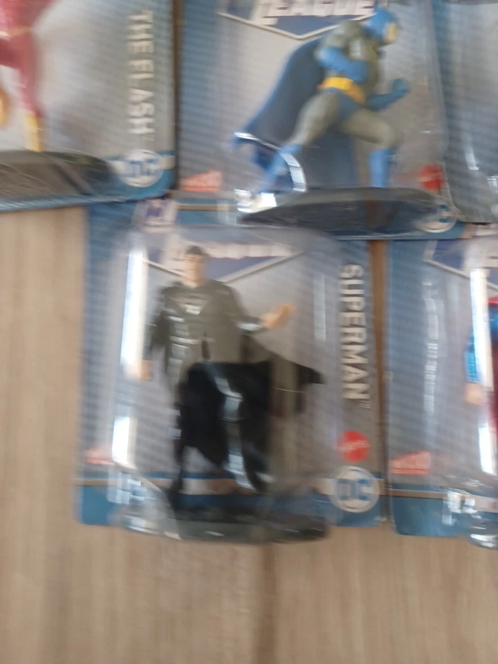 Lote de 7 mini figuras de la Liga de la Justicia de DC Comics Barman, Joker, Flash, Superman Foto 2 de 4