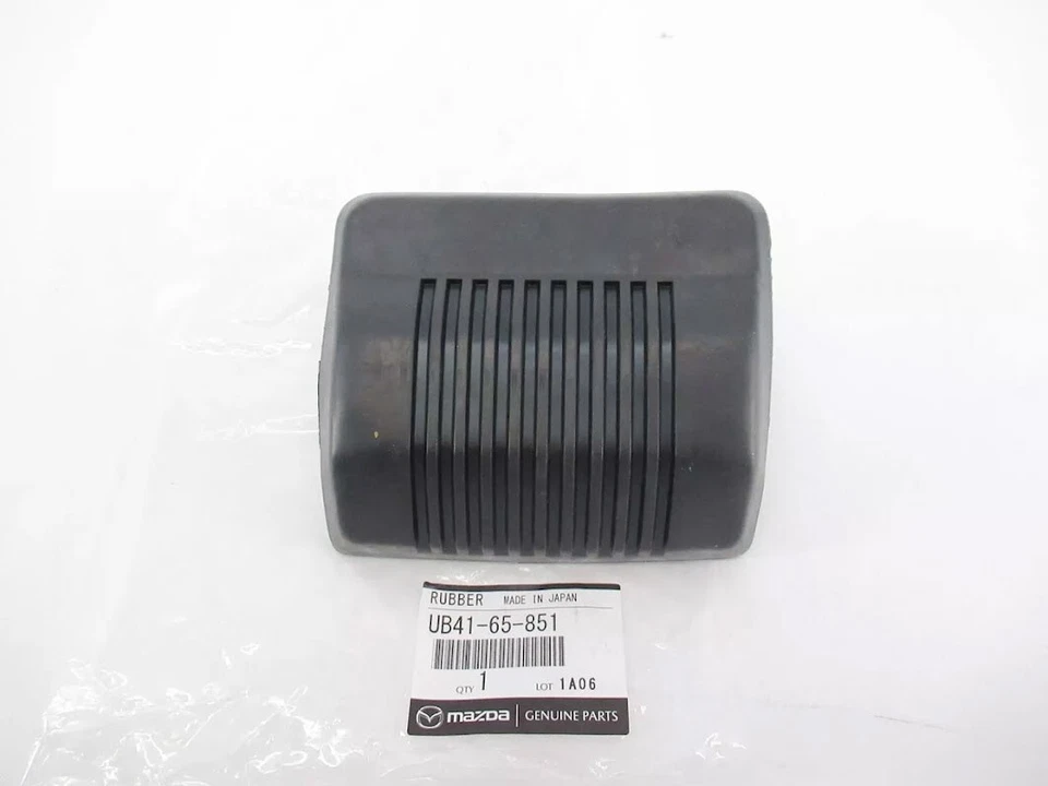 Tapón de parachoques de goma OEM Mazda UB41-65-851 (×2) para 86-93 B2000, B2200 y B2600 Foto 3 de 4