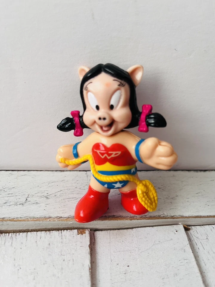 McDonald's 1991 Happy Meal Super Looney Tunes Petunia Pig como Wonder Pig Foto 2 de 3