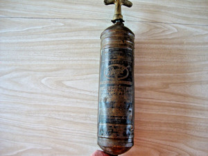 VINTAGE PYRENE HEAVY VEHICLE TYPE HAND FIRE EXTINGUISHER-SERIAL #47167 C