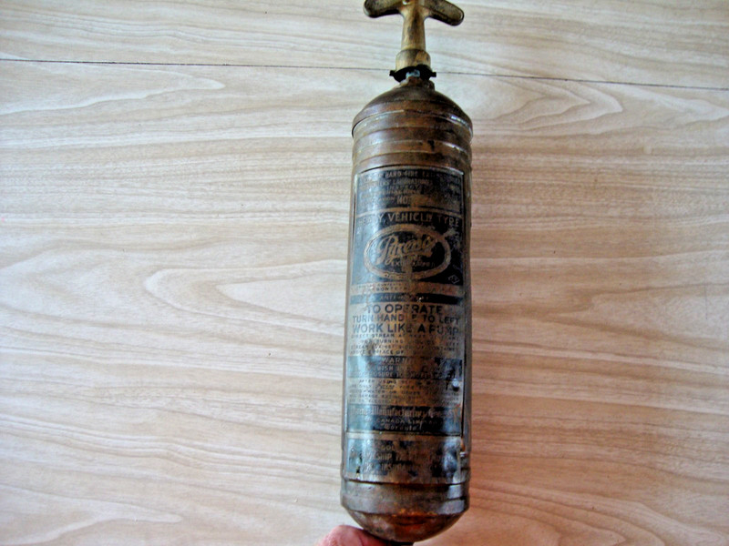 VINTAGE PYRENE HEAVY VEHICLE TYPE HAND FIRE EXTINGUISHER-SERIAL #47167 C