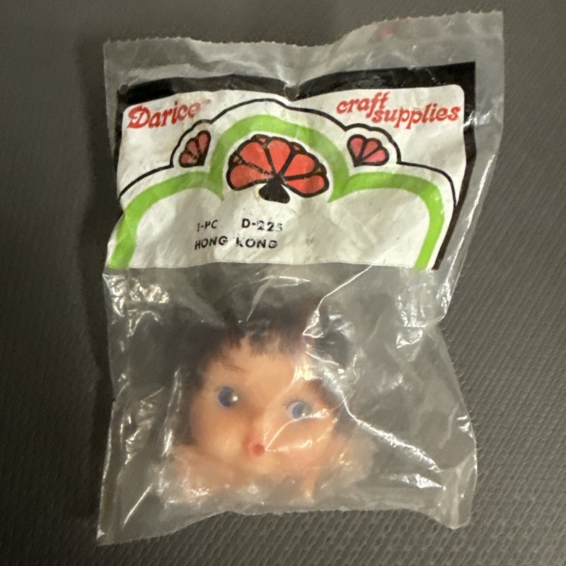 VINTAGE DARICE DOLL HEAD AND HANDS KIT - BROWN HAIR - D-225 NEW IN PACKAGE