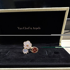  Beautiful ring inspired from lucky spring  Between  of van cleef & Arpels 