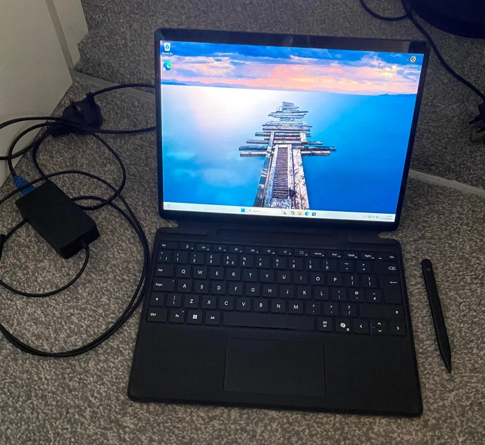 Microsoft Surface Pro 8 i5  16GB 256GB Keyboard and Pen - Image 2 of 4