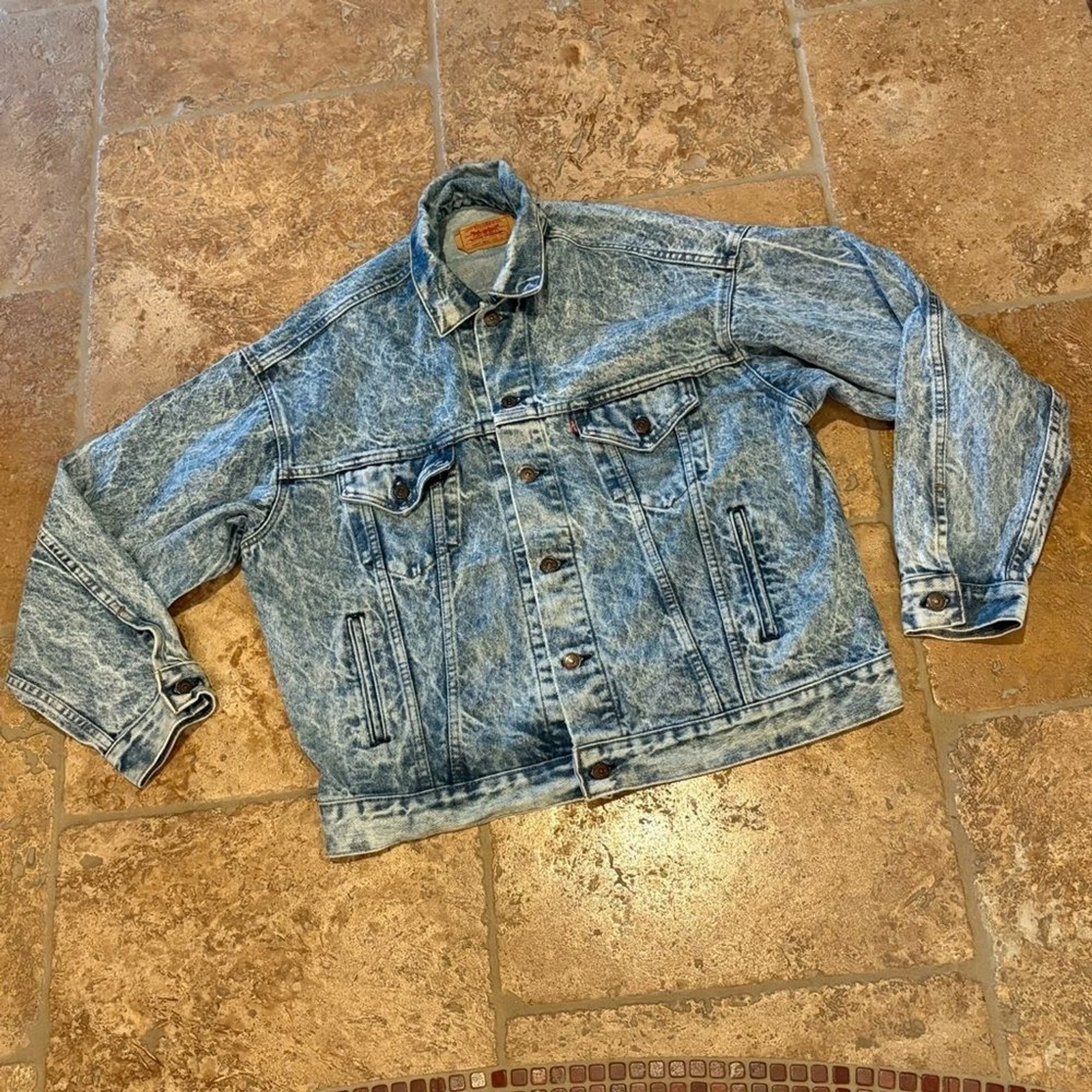Vintage LEVI’S Men Blue Acid Wash Trucker Denim Jacket Size Large-Made in USA