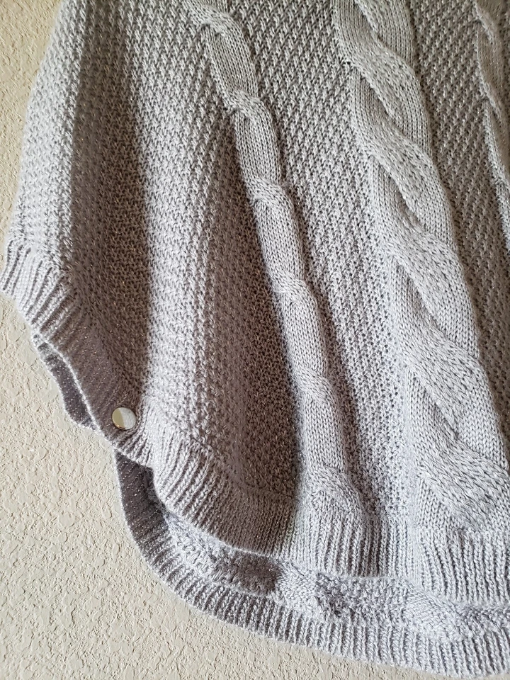 LITTLE LASS NIÑA PONCHO ENVOLVENTE CHAL SUÉTER CABLE TEJIDO IMITACIÓN PIEL CAPUCHA TALLA 24 MOS Foto 3 de 4