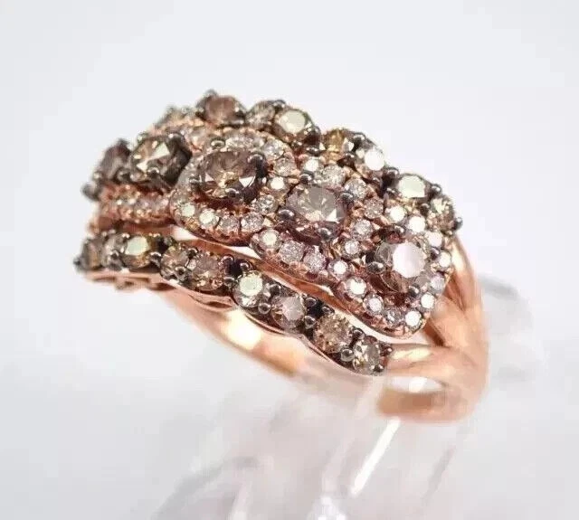 Anillo de boda con racimo creado en laboratorio de chocolate de corte redondo de 2 quilates enchapado en oro rosa de 14 quilates Foto 2 de 4