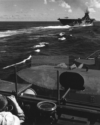 F6F-5 HELLCAT LANDING TICONDEROGA AIRCRAFT CARRIER 1945 8X10 PHOTO