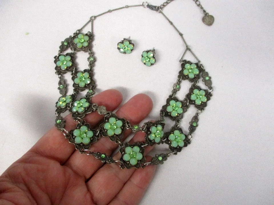 COLLAR GARGANTILLA ESLABÓN CADENA PELTRE FIRMADO YONI Z FLORES Y PENDIENTES CRISTAL VERDE Foto 4 de 4