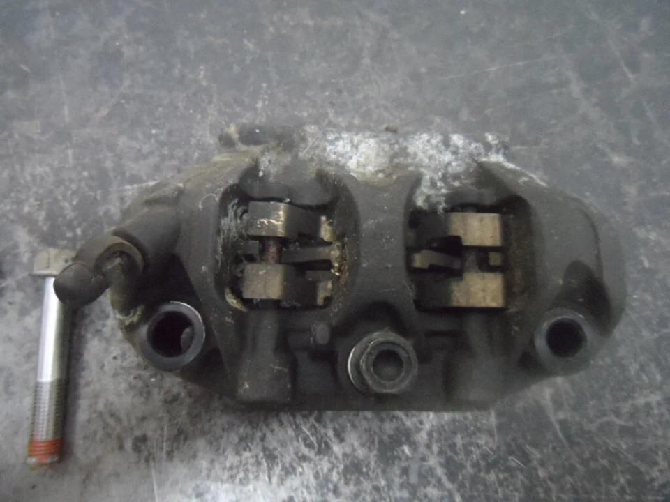 2008-2015 Honda CBR 1000RR передний левый суппорт 45150-MFL-881 б/у BB-9 - Изображение 3 из 4