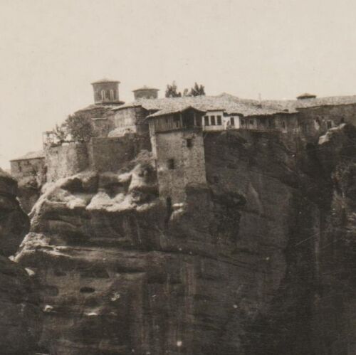 Monastery of Varlaam Meteora Greece Postcard Vintage RPPC Thessaly Cliff Photo - Foto 1 di 3