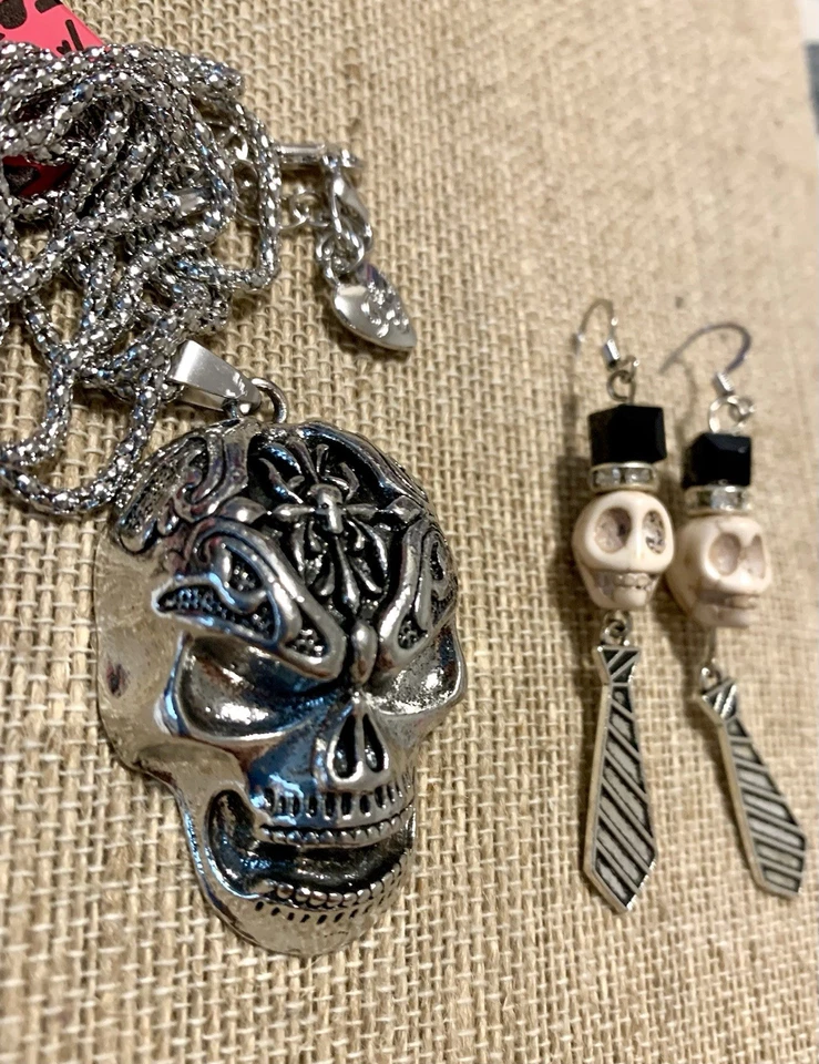 Skull Earring & Betsey Johnson Necklace   Set New Silver Tone Foto 3 de 4