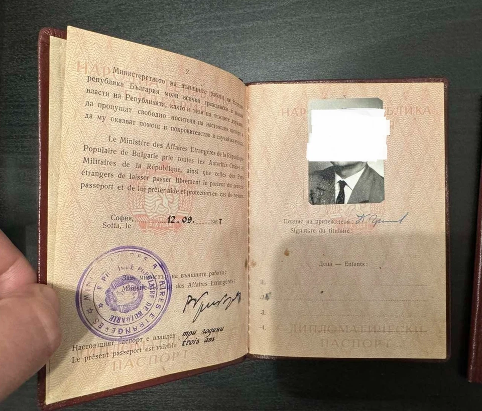 RRR-REPÚBLICA POPULAR DE BULGARIA-DOS PASAPORTES DIPLOMÁTICOS-FAMILIA-1960/70S - Imagen 4 de 4