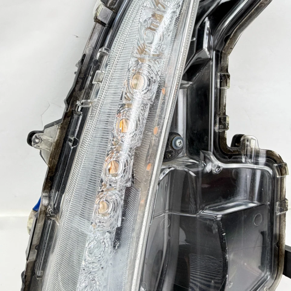 Lámpara de señal antiniebla LED derecha Toyota Prius Prime 2017-2022 OEM 81510-47120 Foto 4 de 4