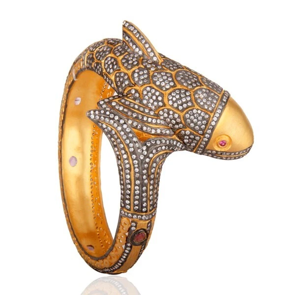 Brazalete de oro de 18 quilates con diseño de pez vintage de piedras preciosas de turmalina rosa cruda Foto 3 de 4