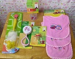 New Sesame Street gift set 2 Bibs & Burp Cloth Rattle Pacifier Bottle, T8MIS
