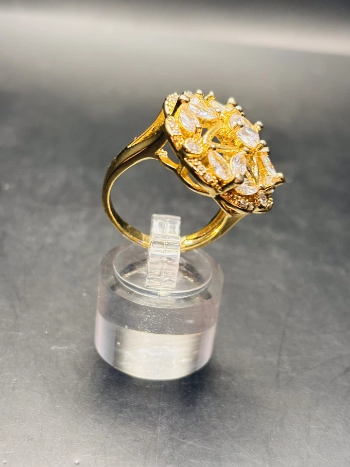 Precioso Anillo Cúpula Diseño Flor Circonita Transparente Relleno de Oro de la Más Alta Calidad  Foto 4 de 4