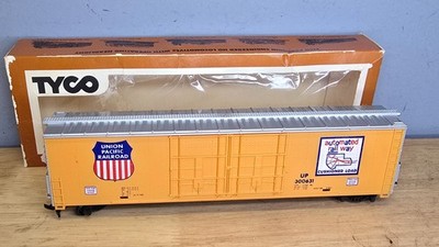 Tyco Union Pacific Railroad Automated Railway Cushion Load Box Car HO Scale Box
