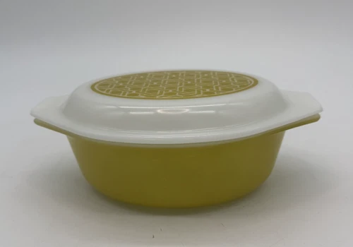 Vintage PYREX Casserole Dish and Lid in "Basket Weave" Promo pattern 1.5 Qt.