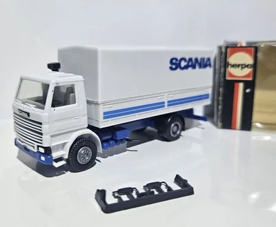 Herpa H0 1:87 LKW SCANIA 112- WEISS BLAU PLANE PRITSCHE WERBEMODELL "SCANIA"  - Bild 1 von 4