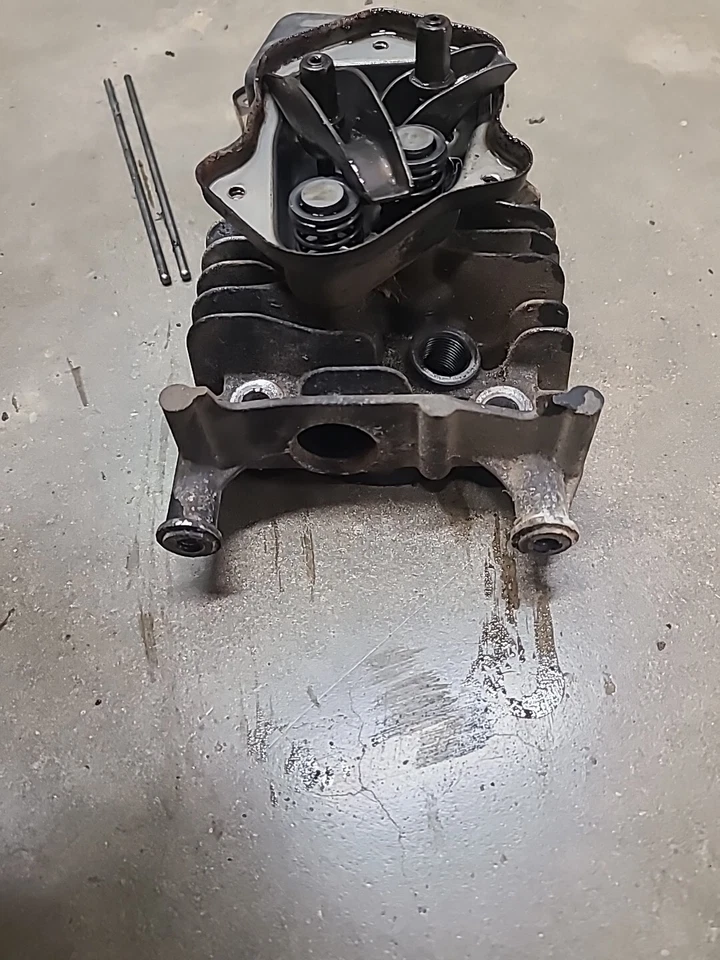 Головка блока цилиндров, крышка клапана и толкающие стержни Briggs & Stratton для Troybilt TB280ES - Изображение 4 из 4