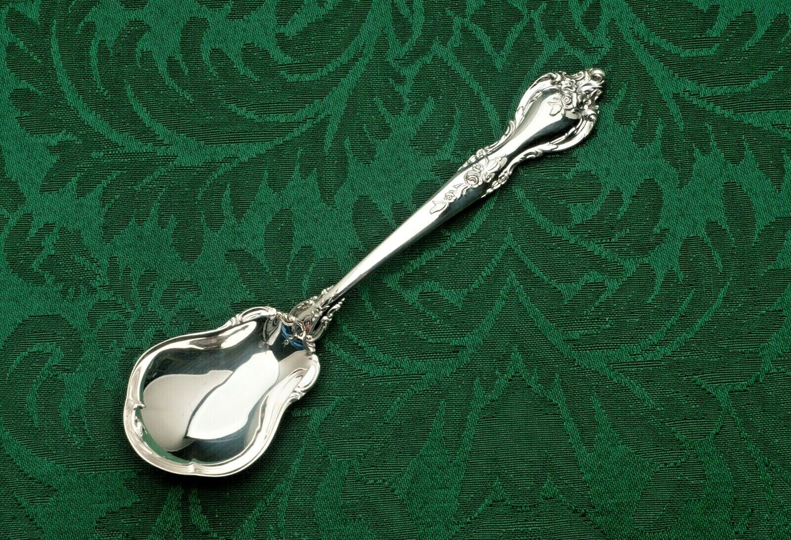 Delacourt by Lunt Sterling Silver Sugar Shell 6 1/8"