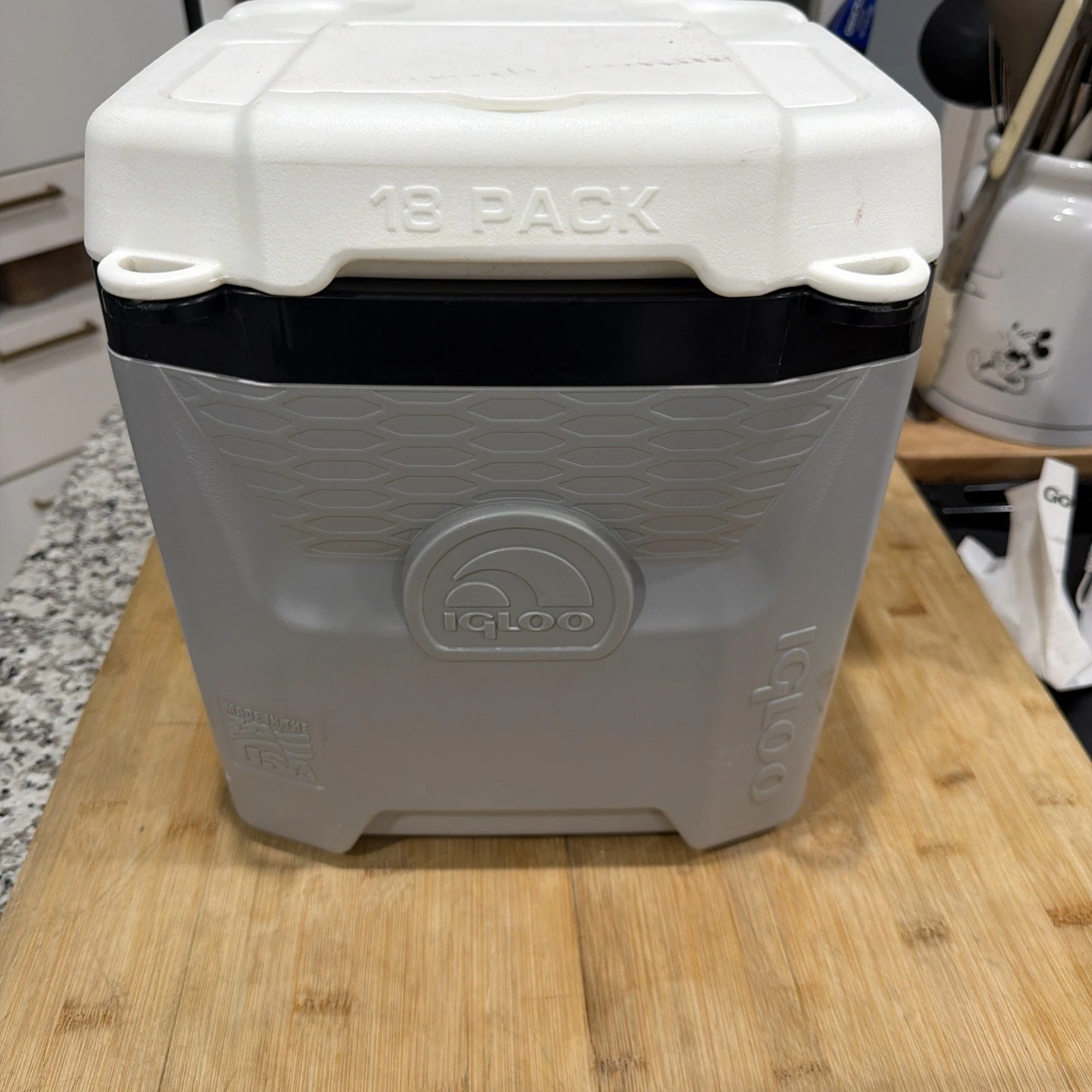 Igloo Quantum 12 cooler 18 can capacity Lockable USA. 12 Quart Gray White *
Opens in a new window or